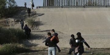 Al menos 1,360 menores aún separados de sus padres tras política de Trump en la frontera