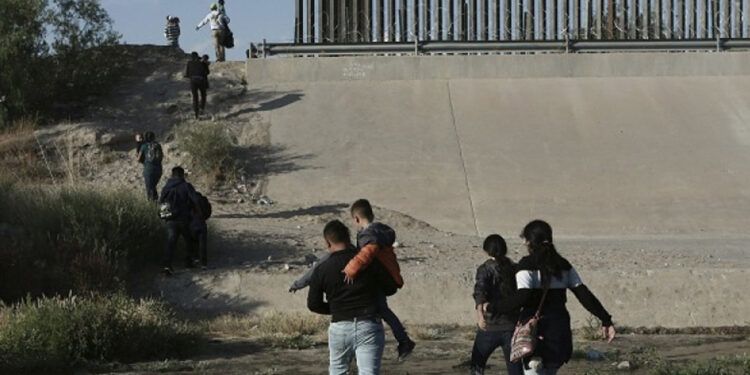 Al menos 1,360 menores aún separados de sus padres tras política de Trump en la frontera