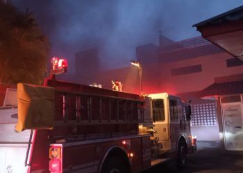 Al menos 16 vehículos afectados por fuego en el sótano de plaza comercial en Santiago