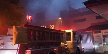 Al menos 16 vehículos afectados por fuego en el sótano de plaza comercial en Santiago
