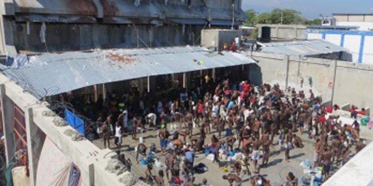 Al menos tres reclusos muertos tras incendio en Penitenciaría La Victoria