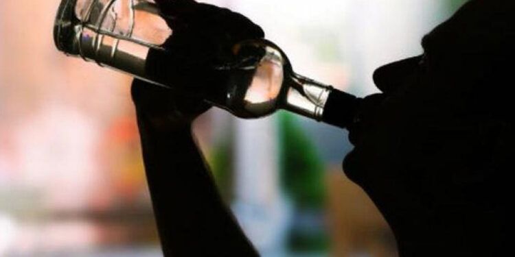 Alcalde de Georgia acusado de dejar alcohol para prisioneros en una zanja