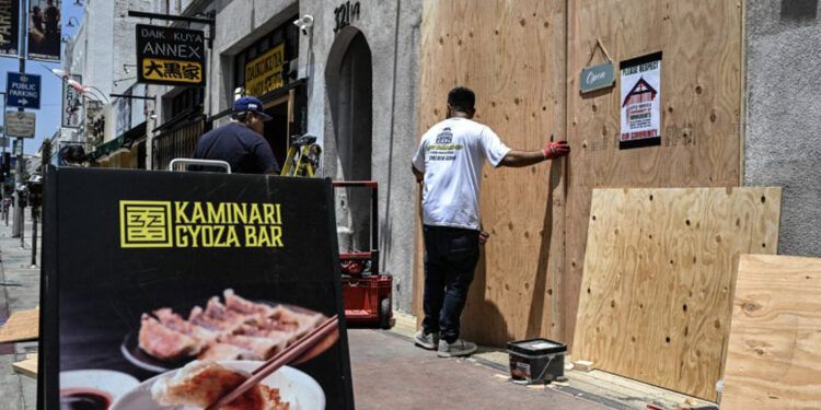 Alcaldesa de Los Ángeles rechaza redadas y firma orden para proteger inmigrantes