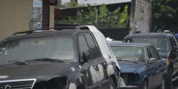 Alcaldía del DN retira vehículos en mal estado de la Zona Universitaria