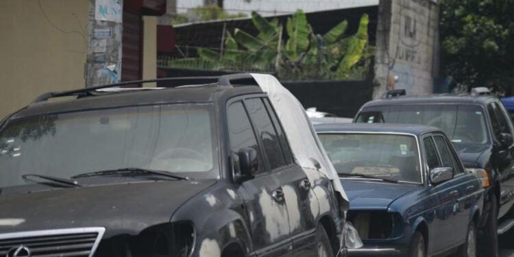 Alcaldía del DN retira vehículos en mal estado de la Zona Universitaria