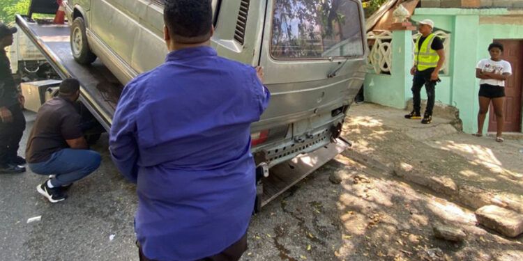 Alcaldía retira nueve chatarras de la avenida Cayetano Germosén