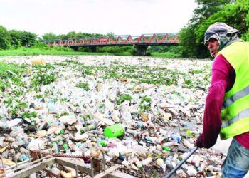 Alertan por grave acumulación de desechos plásticos en el río Yaque del Norte