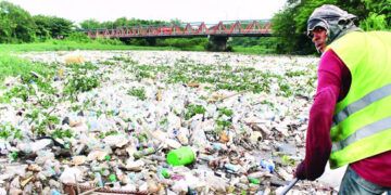 Alertan por grave acumulación de desechos plásticos en el río Yaque del Norte