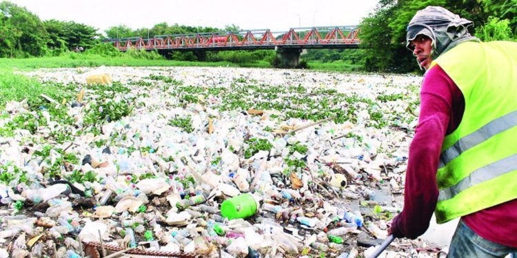 Alertan por grave acumulación de desechos plásticos en el río Yaque del Norte
