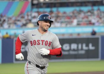 Alex Bregman firma cinco años con los Cachorros