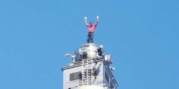 Alex Honnold hace historia al escalar el Taipei 101 sin cuerdas ni arnés