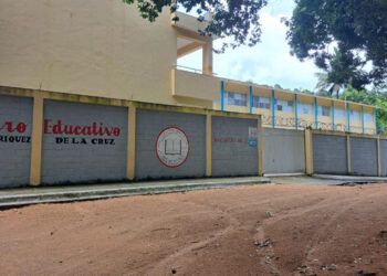Alumnos de Cambita Garabitos inician clases cruzando río por falta de puente