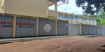 Alumnos de Cambita Garabitos inician clases cruzando río por falta de puente