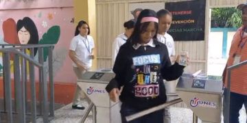 Alumnos “ponchan” con tarjeta para entrar a la escuela