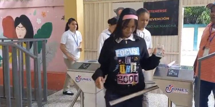Alumnos “ponchan” con tarjeta para entrar a la escuela