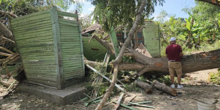 Anciana de 81 años pide ayuda tras perder su casa por ventarrón