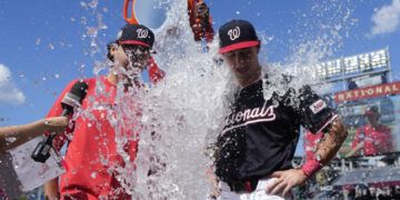 Andrew Álvarez debuta con victoria histórica ante Marlins