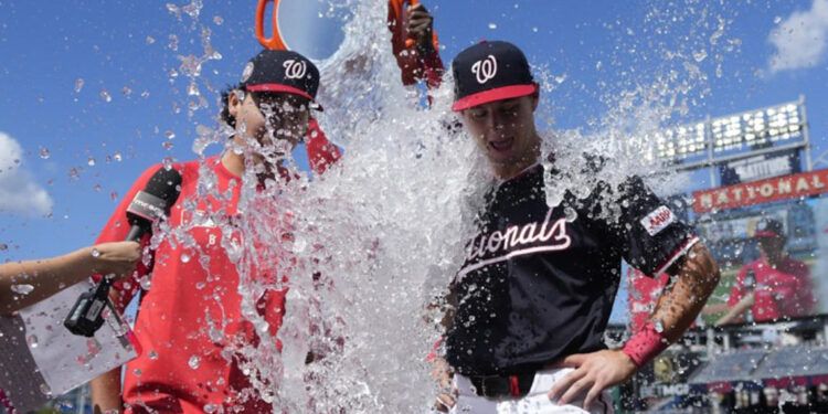 Andrew Álvarez debuta con victoria histórica ante Marlins