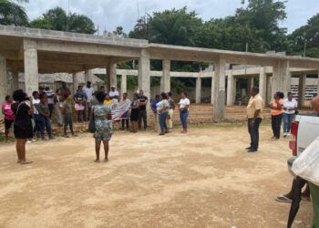 Año escolar iniciará entre quejas por escuelas sin terminar