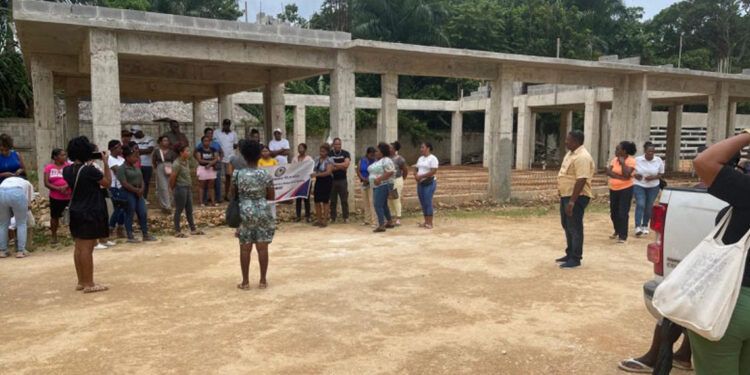 Año escolar iniciará entre quejas por escuelas sin terminar