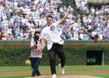 Anthony Rizzo celebra su retiro con los Cubs en Wrigley Field y casi atrapa un jonrón