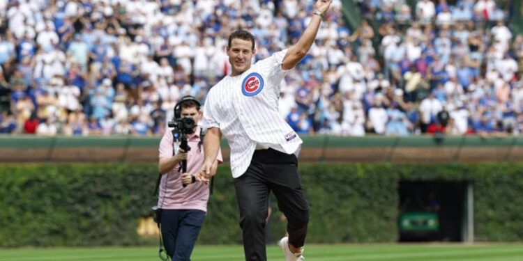 Anthony Rizzo celebra su retiro con los Cubs en Wrigley Field y casi atrapa un jonrón