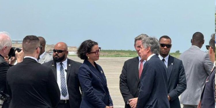 Antony Blinken llega a Puerto Príncipe y es recibido por el Consejo Presidencial de Transición