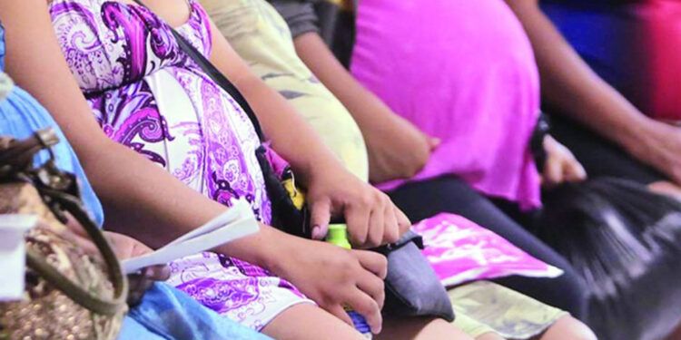 ARAPF advierte que reforma al Código Laboral desprotege a las madres trabajadoras