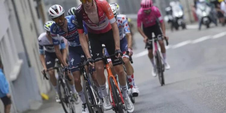 Arensman gana la etapa más exigente del Tour de Francia