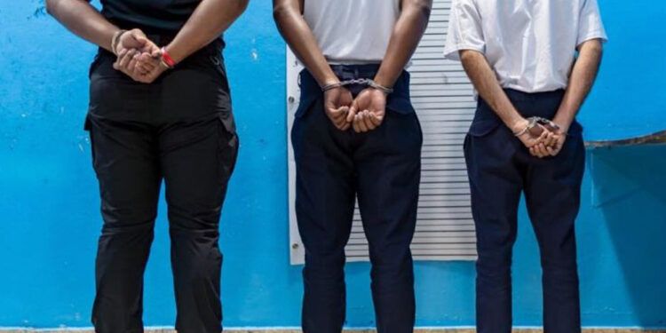 Arrestan a dos del Cesac y uno de la DNCD por red en el AILA
