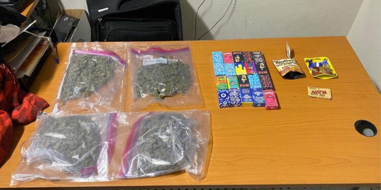 Arrestan a joven con marihuana y vaper en aeropuerto AILA