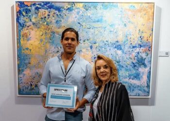 Artista dominicano gana premio en Spectrum Miami 2025