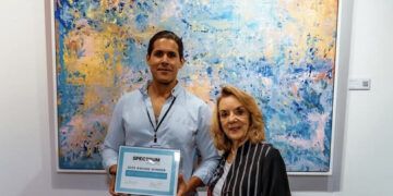 Artista dominicano gana premio en Spectrum Miami 2025