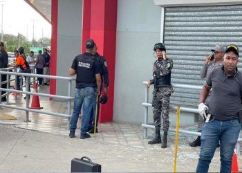 Asalto-menor-en-banco-de-Santiago-resulta-en-heridos-y-rehenes