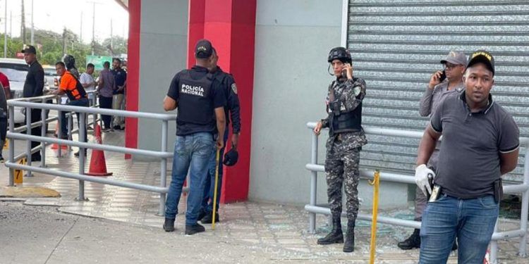 Asalto-menor-en-banco-de-Santiago-resulta-en-heridos-y-rehenes