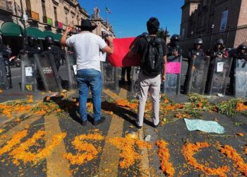 Asesinato de alcalde en México pone en duda estrategia anticrimen de Sheinbaum