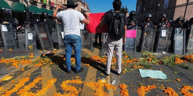 Asesinato de alcalde en México pone en duda estrategia anticrimen de Sheinbaum