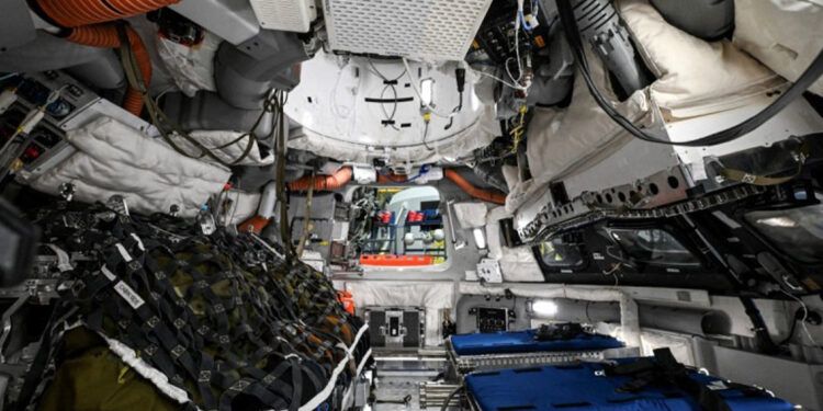 Astronautas de Artemis II preparan amerizaje