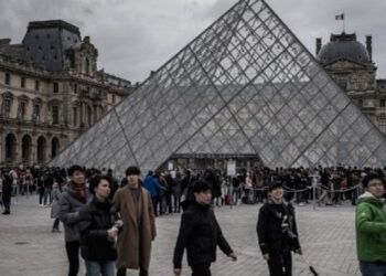 Atraco en el Louvre obliga a cerrar el museo durante todo el día