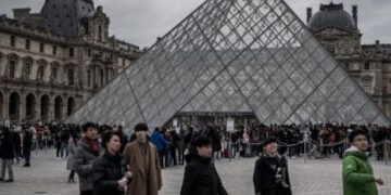 Atraco en el Louvre obliga a cerrar el museo durante todo el día