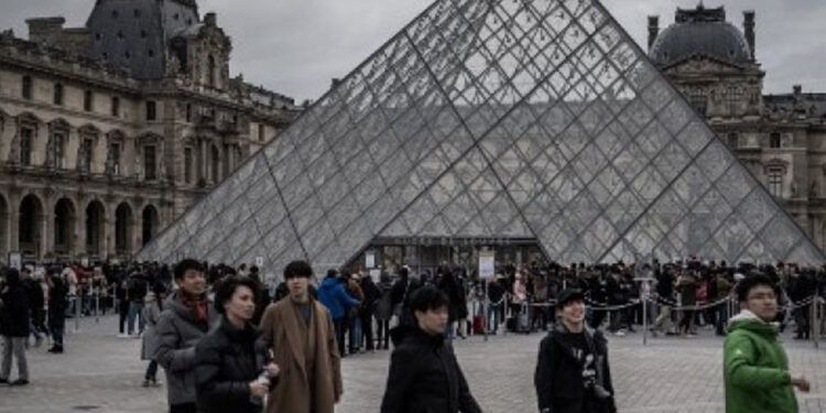 Atraco en el Louvre obliga a cerrar el museo durante todo el día