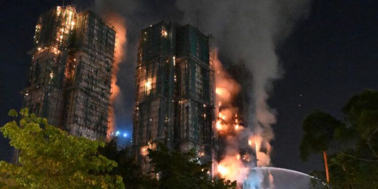 Aumentan a 36 los muertos por incendio en rascacielos de Hong Kong