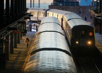 Aumentan muertes y arrestos por surfear en el metro de Nueva York