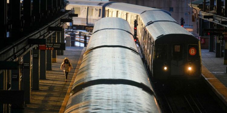 Aumentan muertes y arrestos por surfear en el metro de Nueva York