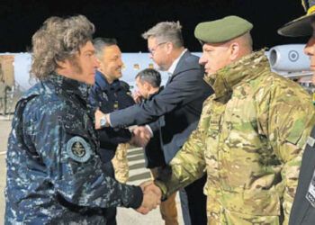 Aumentan renuncias de militares por salarios bajos en Argentina