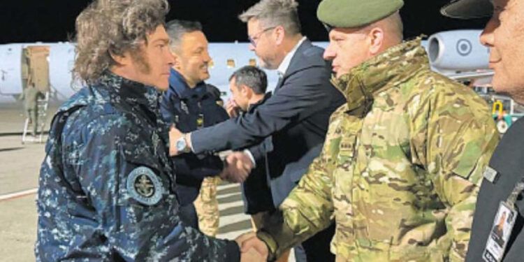 Aumentan renuncias de militares por salarios bajos en Argentina