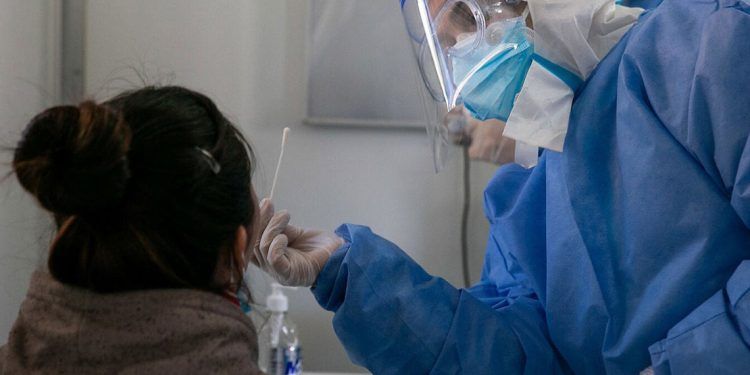 Aumento ligero de Covid-19 en Santiago por cambios climáticos