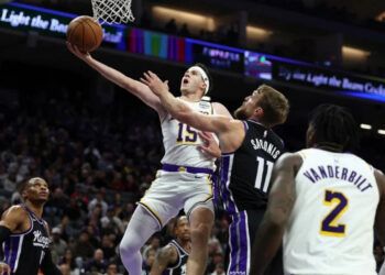 Austin Reaves anota 51 puntos y Chris Mañón debuta en triunfo de Lakers sobre Kings