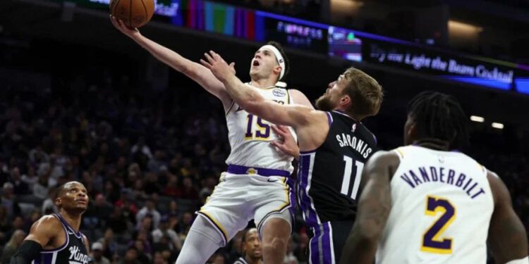 Austin Reaves anota 51 puntos y Chris Mañón debuta en triunfo de Lakers sobre Kings