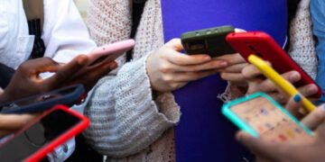 Australia prohíbe las redes sociales a menores de 16 años